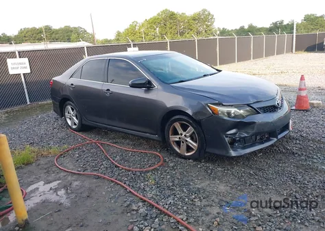 2014 Toyota Camry Se z USA, uszkodzony, nr VIN 4T1BF1FK4EU352371